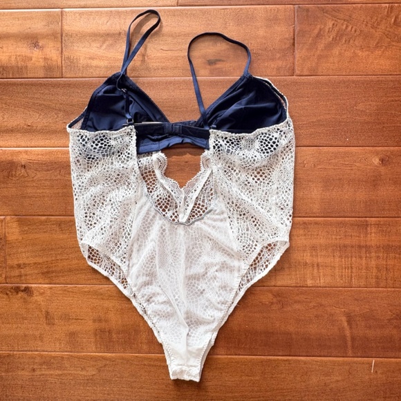 Victoria's Secret Sheer Fishnet Mesh Teddy Babydoll Bodysuit M White/Navy-Blue - Picture 4 of 12